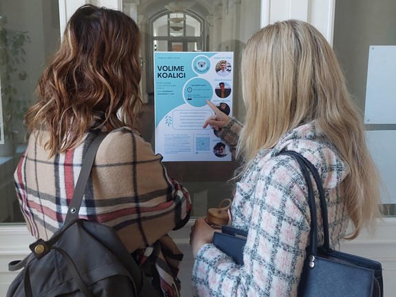 Chodby fakulty sociálnych štúdií zaplavili plagáty z volebnými programami kandidátov. Foto: Lucia Kodríková