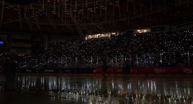 Hokejový zápas univerzit se stal nejhlasitějším sportovním utkáním v zemi. Foto: Hokejový souboj univerzit