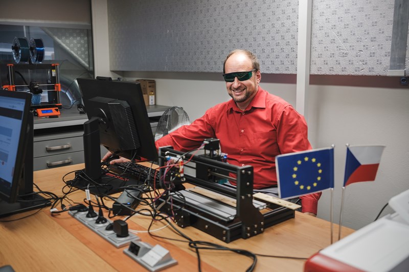 Jiří Poláček, vedoucí knihovny, předvádí možnosti laserové gravírovačky.