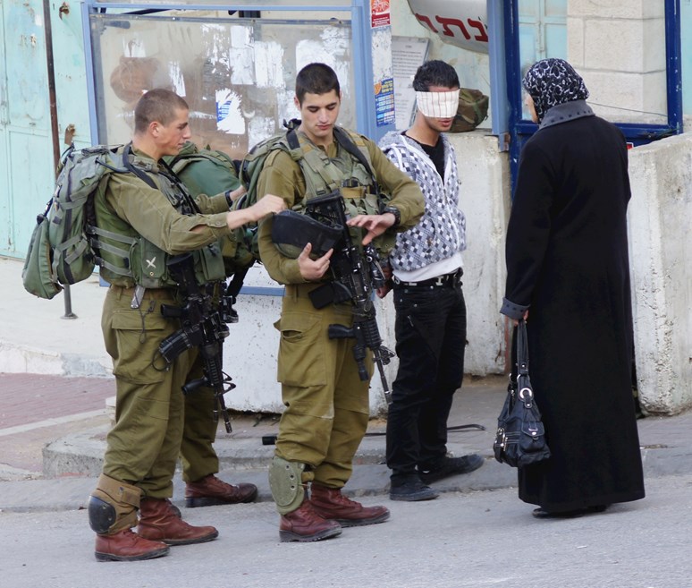 Izraelskí vojaci zatýkajú na Západnom brehu mladého Palestínčana. Foto: Marek Čejka