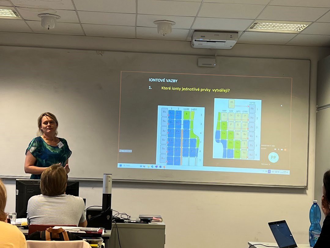 Přednáška paní docentky Markéty Munzarové na téma Chemická vazba