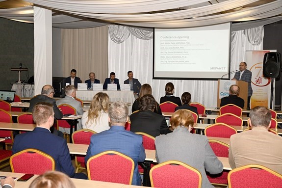 MEFANET pošestnácté: Umělá inteligence v medicínském vzdělávání, virtuální realita i křest knihy