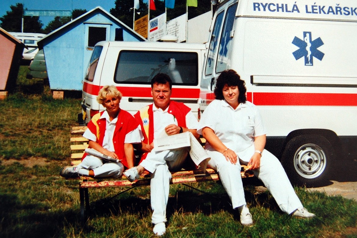Jindřiška Dvořáková (vpravo) s kolegy z Rychlé lékařské služby Nemocnice Blansko coby zdravotnický dozor na závodech motorových členů u rybníka Olšovce v Jedovnicích (cca 1994).