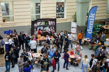 Multimediální den na fakultu sociálních studií přilákal stovky žáků základních a středních škol. Foto: Mariya Ostrenko