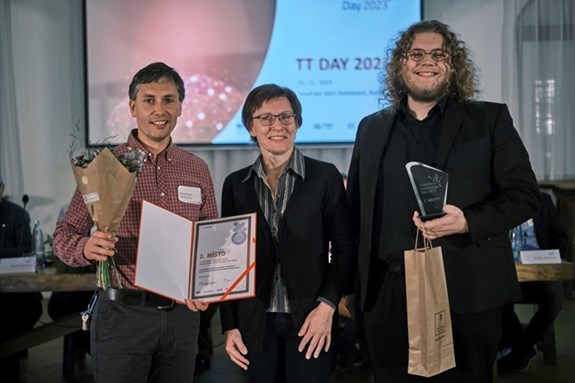 Members of the research team Daniel Pluskal and Martin Marek, who received 2nd place in the Transfer Technology Day 2023 final, during the award ceremony by CTT MU director Eva Janouškovcová. Photo: from CTT website