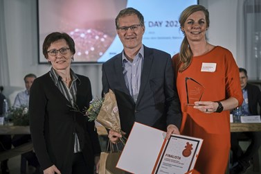 Professor Jan Preisler receiving the award for the final participation in the Transfera Technology Day 2023 competition with representatives of TTO MU