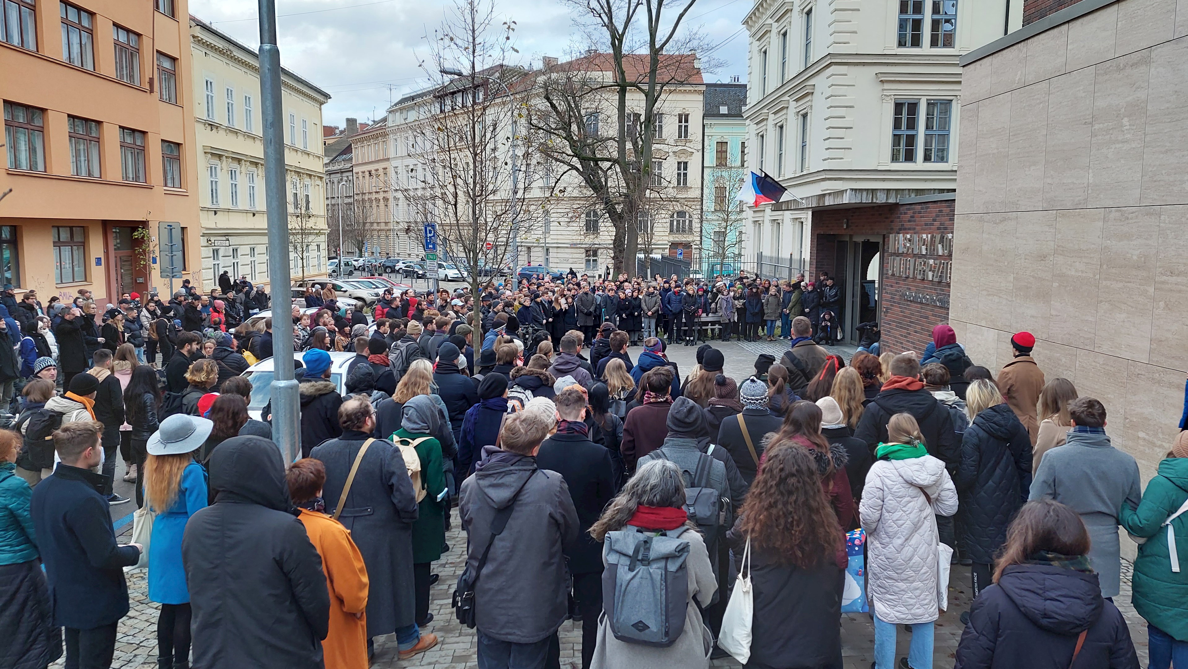 Studenti i akademici filozofické fakulty uctili oběti čtvrteční střelby