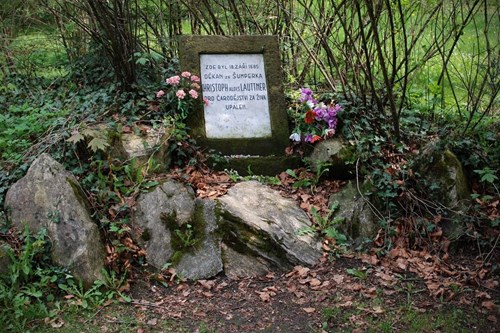 Pomník věnovaný Kryštofu Lautnerovi v místech, kde byl roku 1685 upálen.