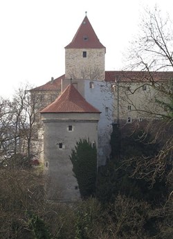 Věž Daliborka (v popředí) s Černou věží (v pozadí).