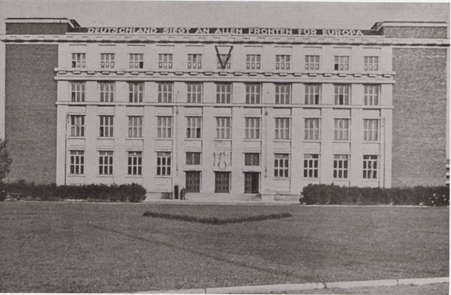 Budova Právnické fakulty MU sloužila v letech 1940–1945 jako sídlo gestapa. V této budově zasedal v letech 1941–1942 rovněž stanný soud.