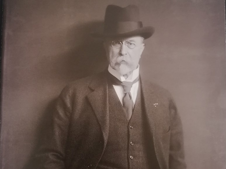 The book also contains a not very well-known photograph of T. G. Masaryk from 1919, taken at the Atelier J. F. Langhans . Photo: Fate & The Excursions of Mr. Brouček