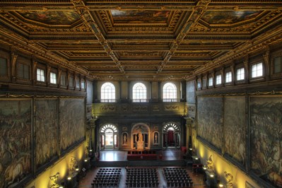 Velká radní síň florentské radnice, v níž se měly nacházet bitevní obrazy, Leonardova Bitva u Anghiari a Michelangelova Bitva u Casciny.