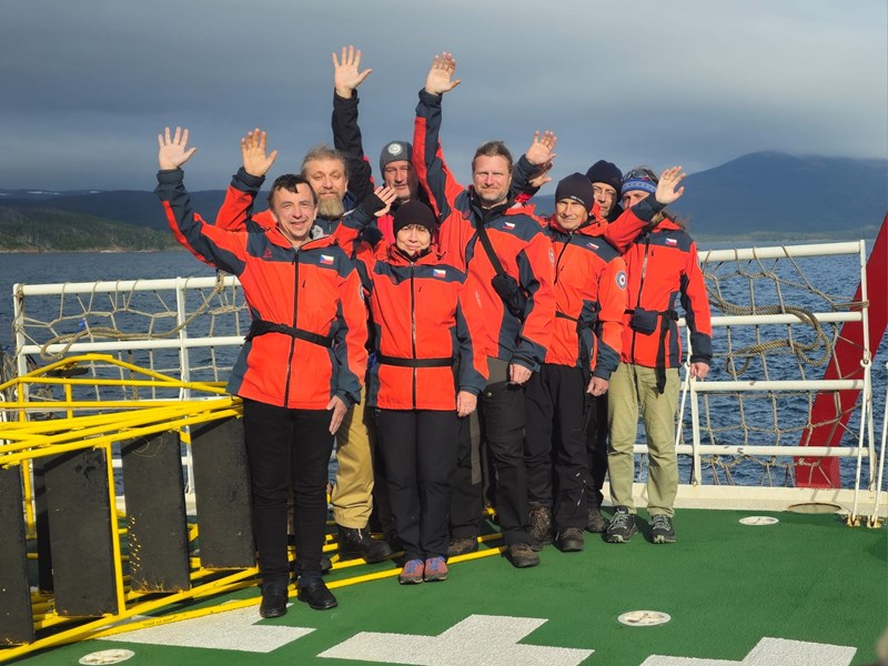 The first eight members of the expedition left the Czech Republic on December 27 and arrived safely at the CZ*ECO Nelson base in the first week of January. This smaller expedition will last for six weeks, of which around four weeks will be spent working on King George island and Nelson Island.