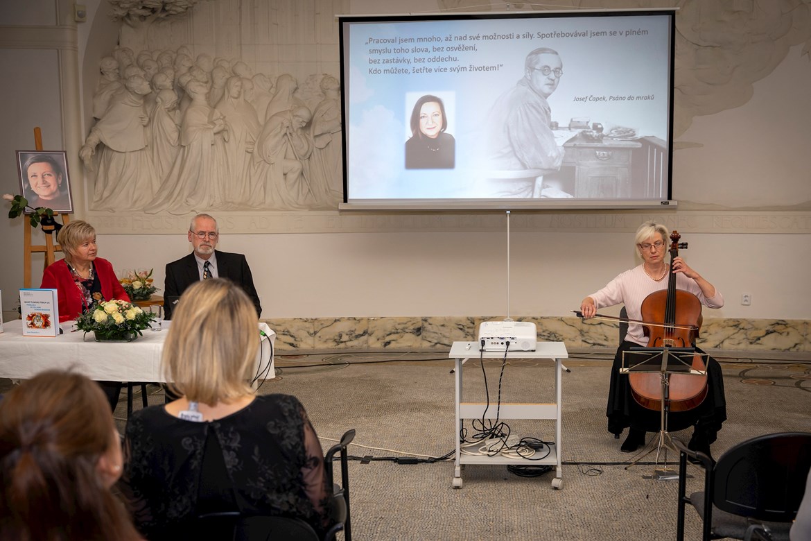 A music performance by Šárka Mitevová was also part of the program. At the same time, a quote by Josef Čapek with which Jana Šmardová strongly identified, was projected. Photographed by Radek Gomola, Munipress