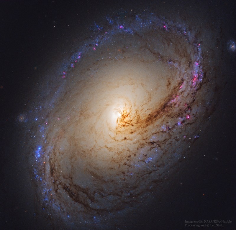 Snímek galaxie M96 s výrazným prachovým pásem v centru. Credit: ESA/NASA/Hubble (Leo Schatz)