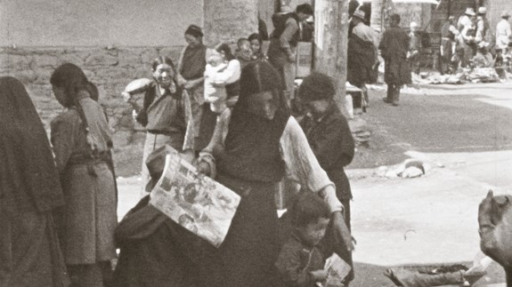 Tibeťanka na trhu s čínským časopisem v ruce. Zdroj: Šoty z Tibetu