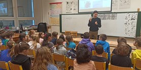 Pavel introducing kids at elementary school Kamínky into the secrets of microworld