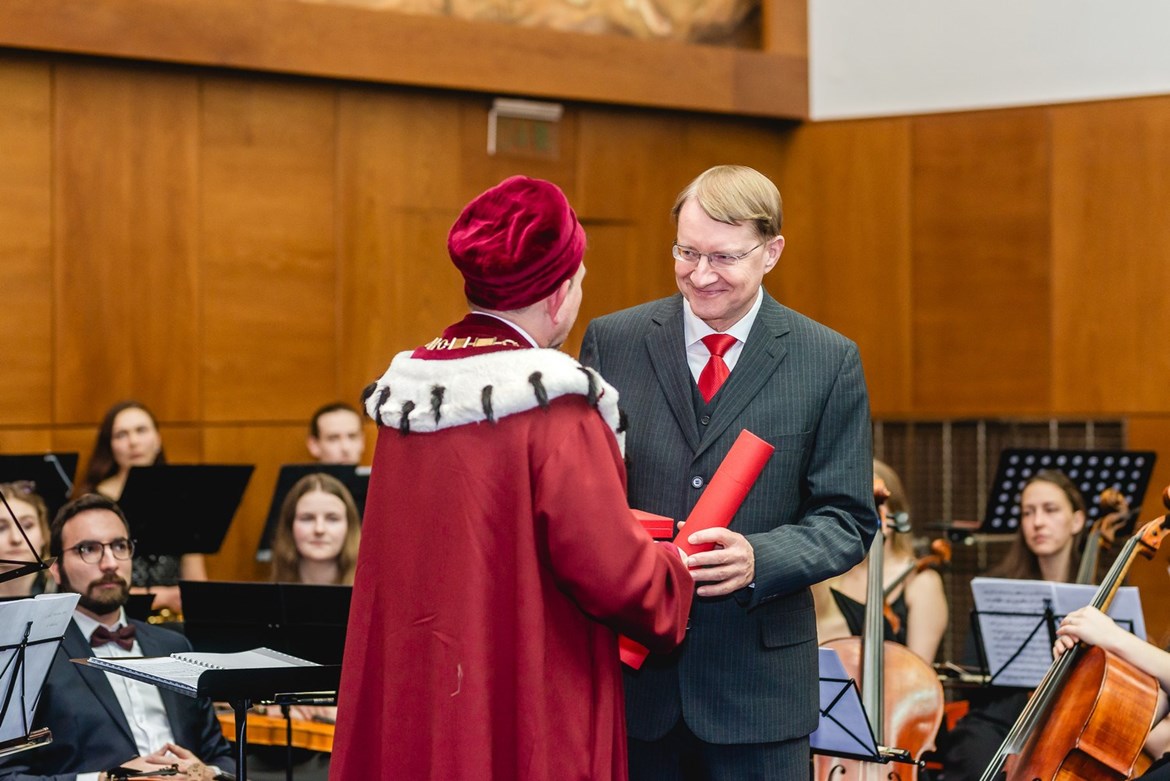 Profesor Mayer přebírá z rukou rektora Martina Bareše Zlatou medaili Masarykovy univerzity. (Foto: M. Steiner)