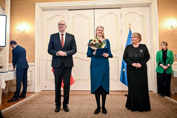 Markéta Košatková s ministrem Bekem a vrchní ředitelkou sekce vysokého školství, vědy a výzkumu Radkou Wildovou.