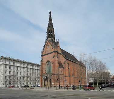 Oficiální shromaždiště před kostelem Jana Amose Komenského na Komenského náměstí vedle fakulty sociálních studií. Foto: Tomáš Jirotka
