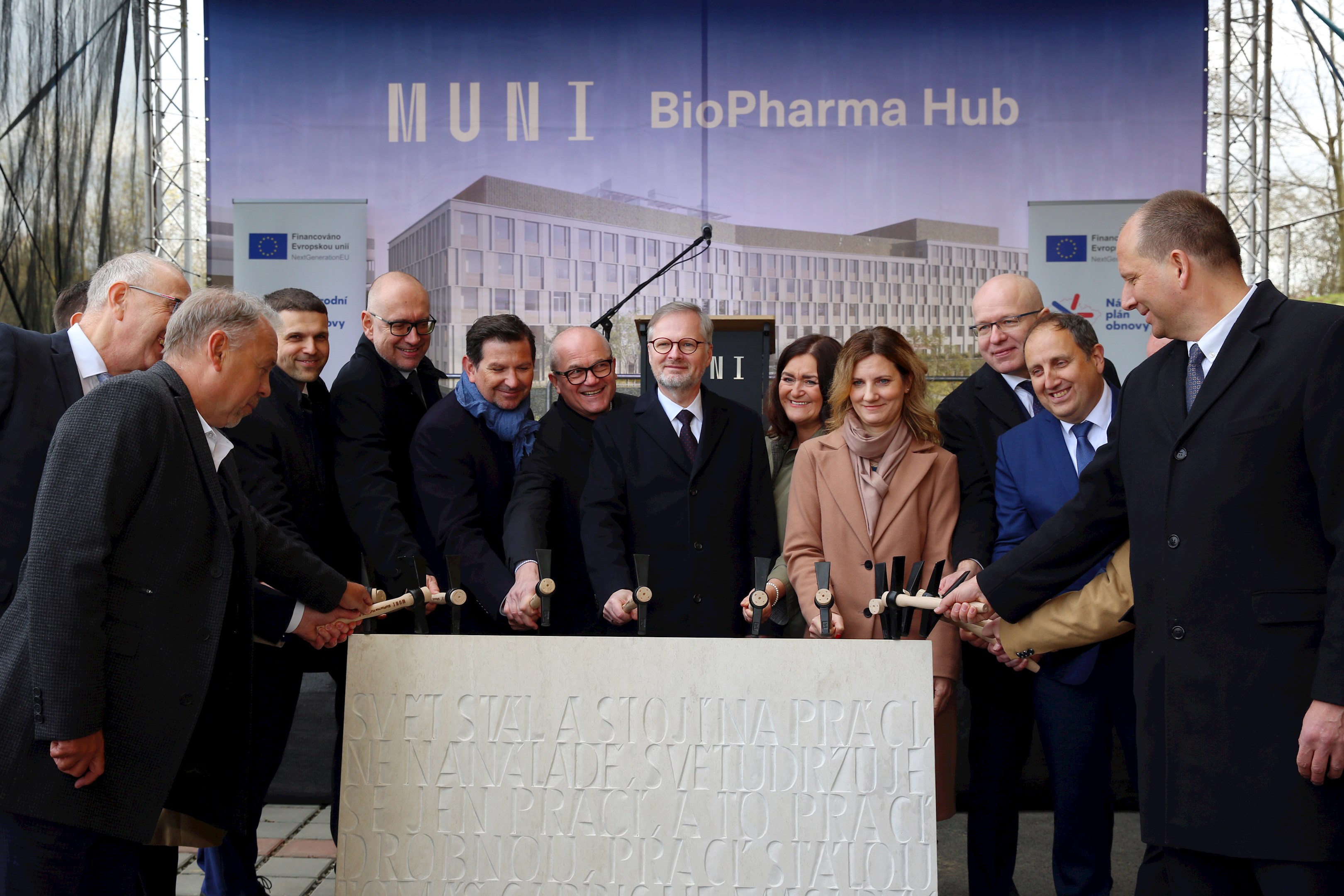 MUNI BioPharma Hub znamená autonomii v oblasti výroby léčiv i kontinuitu práce tří rektorů