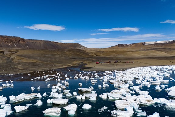 Plavbu v okolí ostrova Jamese Rosse komplikovalo velké množství mořského ledu. Foto: Petr Horký.
