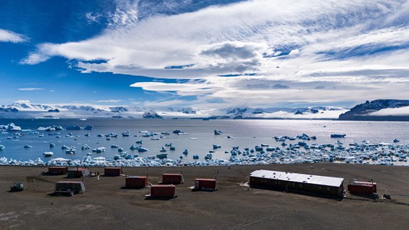 Pohled na České vědecké stanici J. G. Mendela na ostrově Jamese Rosse v Antarktidě. Foto: Petr Horký.