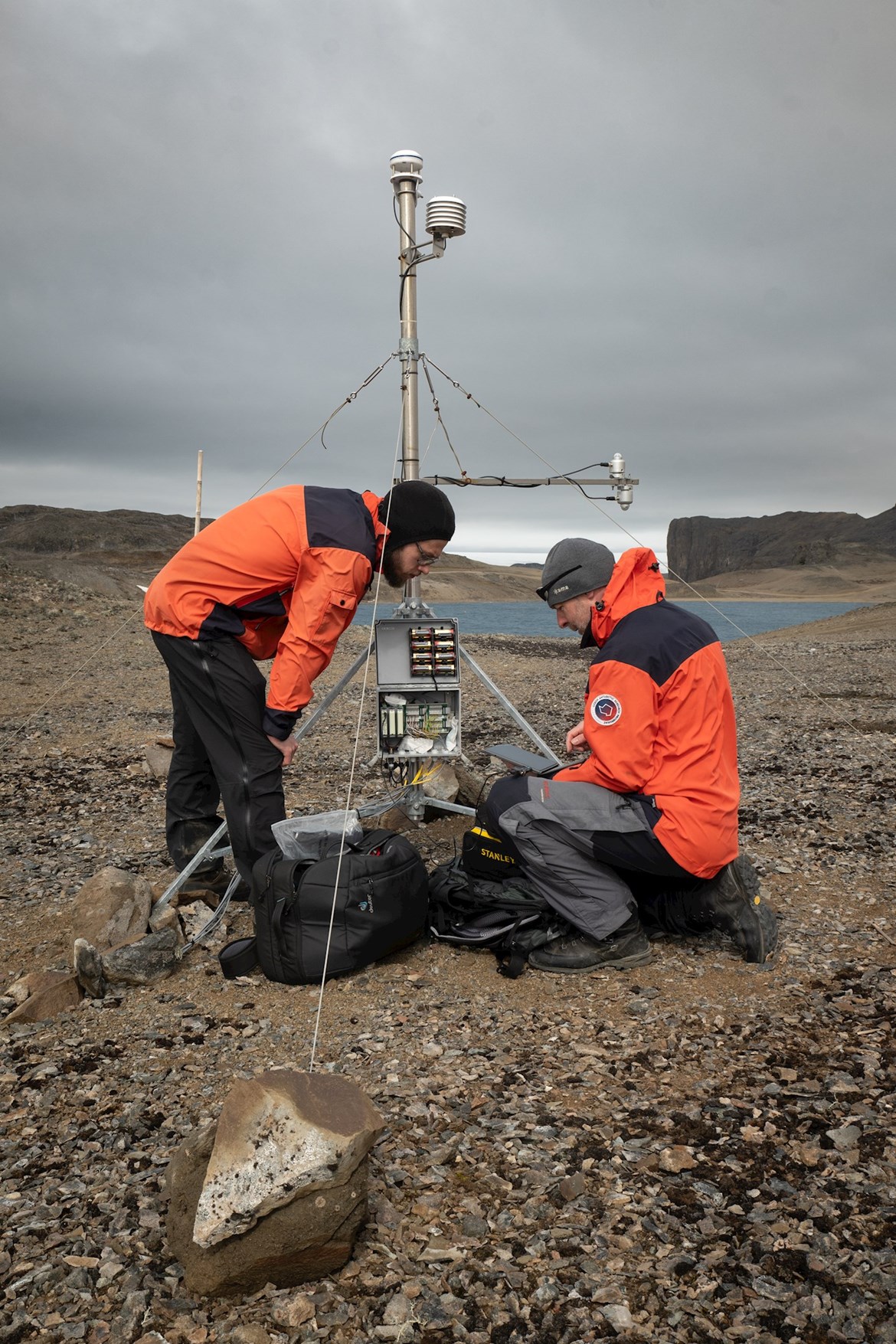 As every year, long-term climate monitoring and comprehensive monitoring of the state of polar geosystems and ecosystems took place in Antarctica. In the picture, Michael Matějka and Kamil Láska from the Institute of Geography, Faculty of Economics, MU. Photo: Petr Horký.