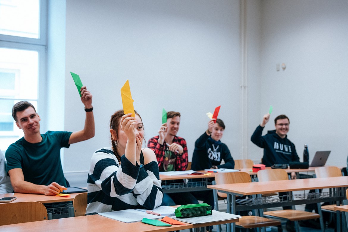 Students vote on the beauty of the completed example on a scale of green-yellow-red in the sense of 'I liked it very much' – 'I didn't like it very much' – 'I never want to see this again.' Photo: Irina Matusevič