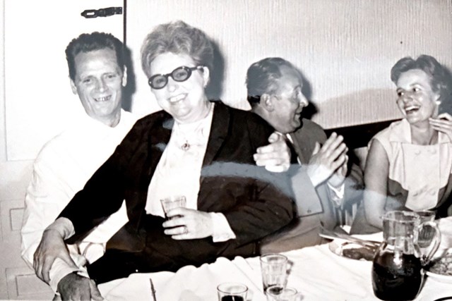 I. interní klinika FN USA, 1968. Jiřina Jedličková vpravo, druhý zprava tehdejší ředitel nemocnice František Konečný. Zcela vlevo primář Kratochvíl, v popředí vrchní sestra.