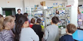 Visit of little third-graders from Kamínky elementary school to the Department of Microbiology MU