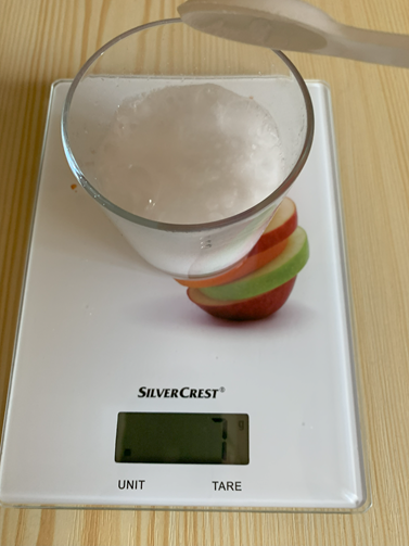 Obr. 2: Ukázka měření úbytku hmotnosti při reakci jedné sody s octem