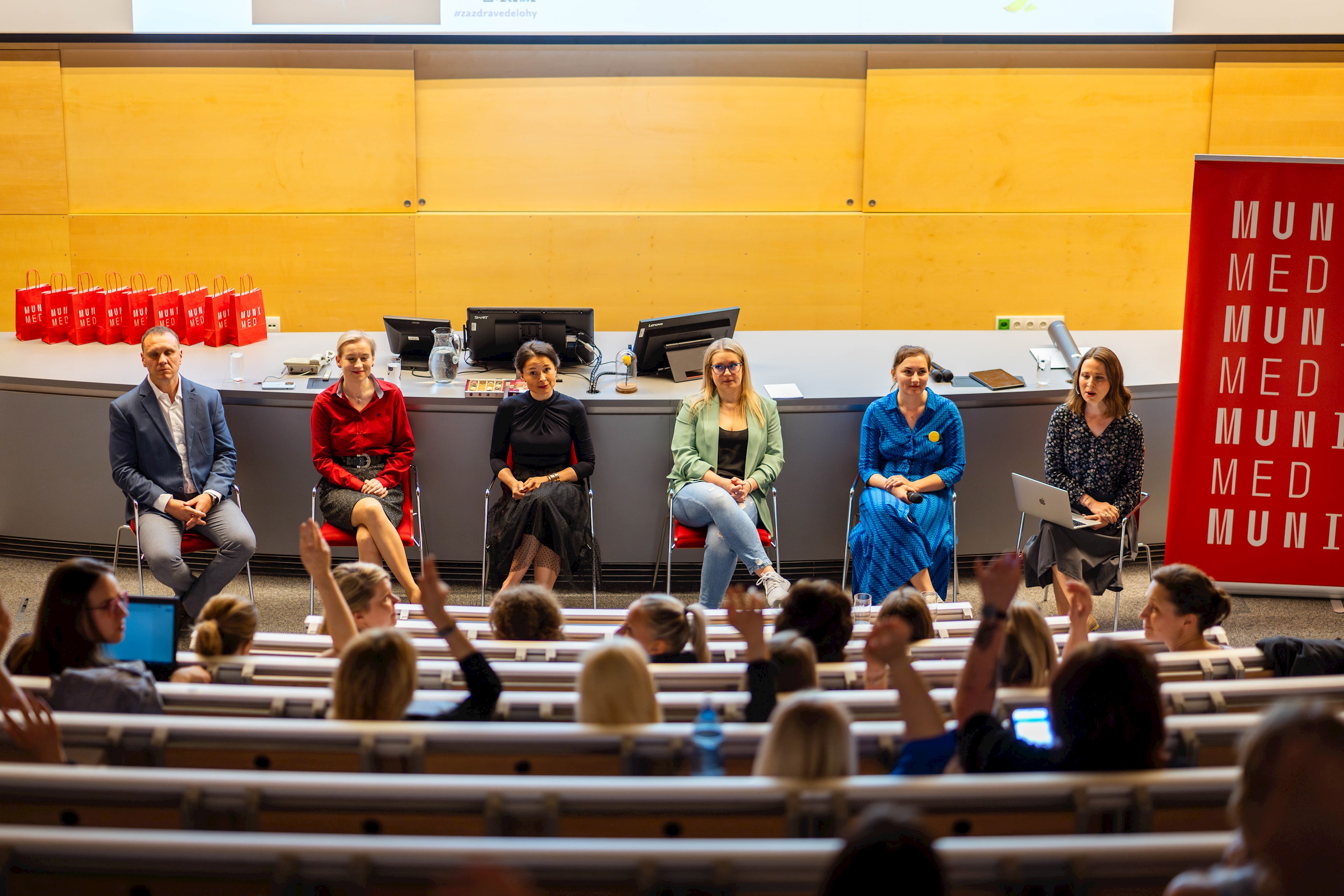 Panelová debata o endometrióze osvětlila realitu nemoci a důležitost pacientských zkušeností