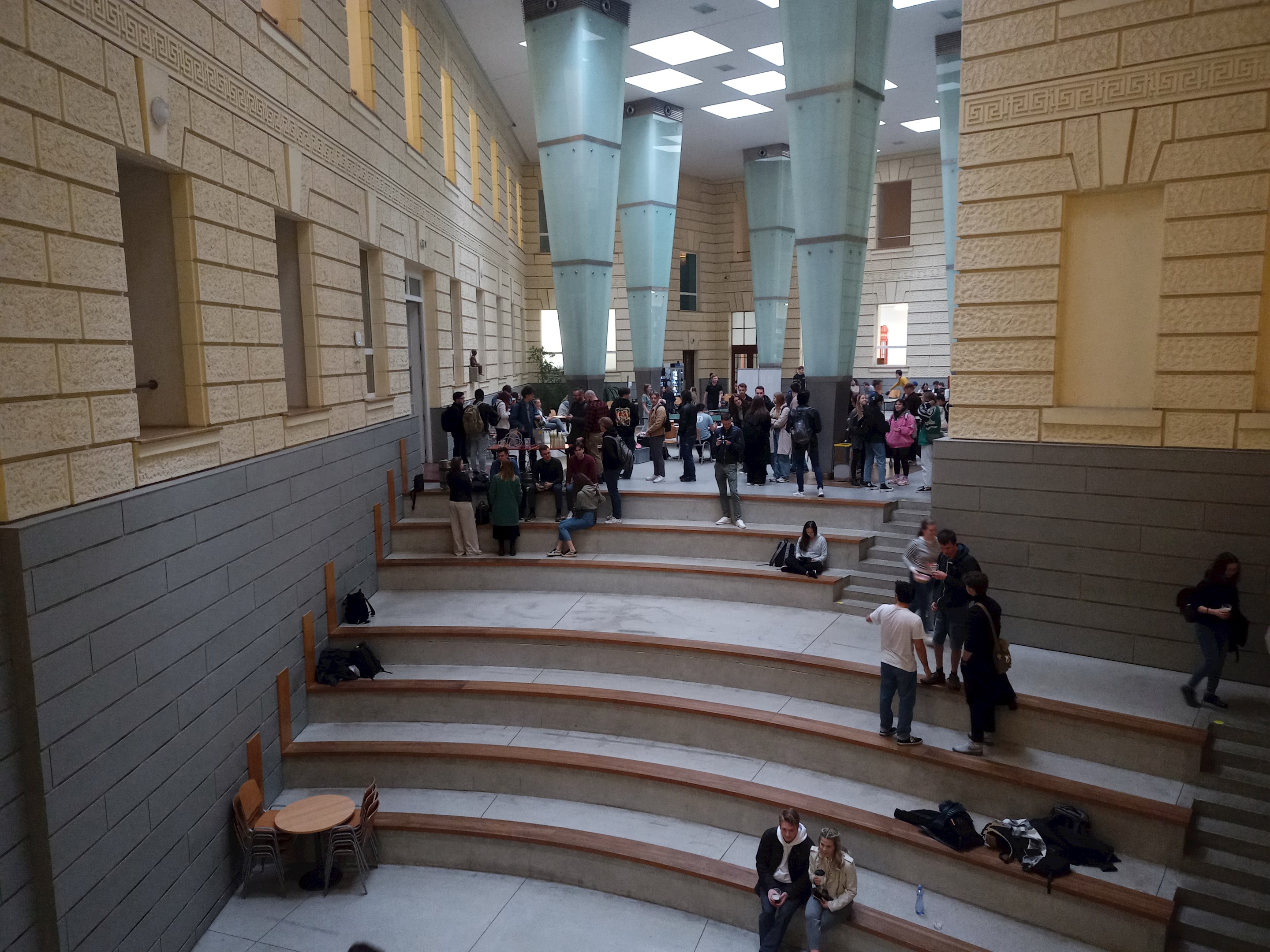 V atriu fakulty sociálních studií se zájemci utkali v turnaji ve stolním tenise nebo si zahráli fotbálek. Foto: Tobiáš Pospíchal