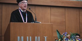 Držitel Nobelovy ceny obdržel čestný doktorát Masarykovy univerzity  