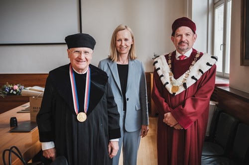Čerstvý držitel čestné vědecké hodnosti doctor honoris causa profesor Peter Wolfram Michor (vlevo) s rektorem Masarykovy univerzity Martinem Barešem (vpravo) 