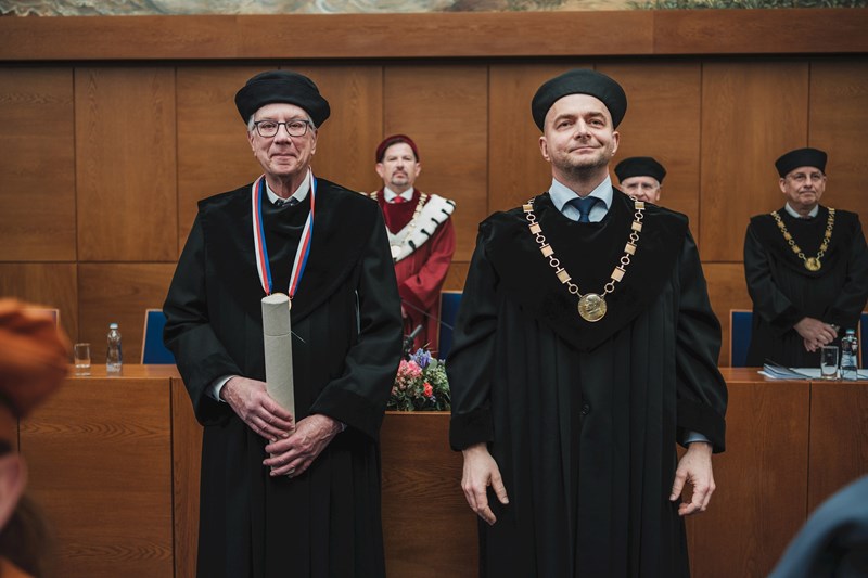 Award recipient Thomas R. Cech and Vice Dean Ctirad Hofr. Photo: Martin Indruch