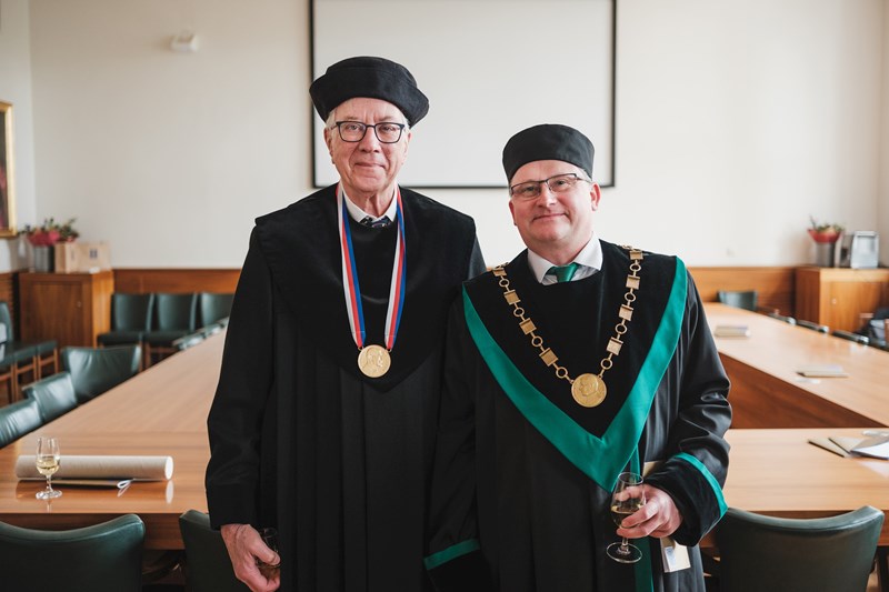 The award recipient Thomas R. Cech and Tomáš Kašparovský, Dean of the Faculty of Science at MUNI. Photo: Martin Indruch