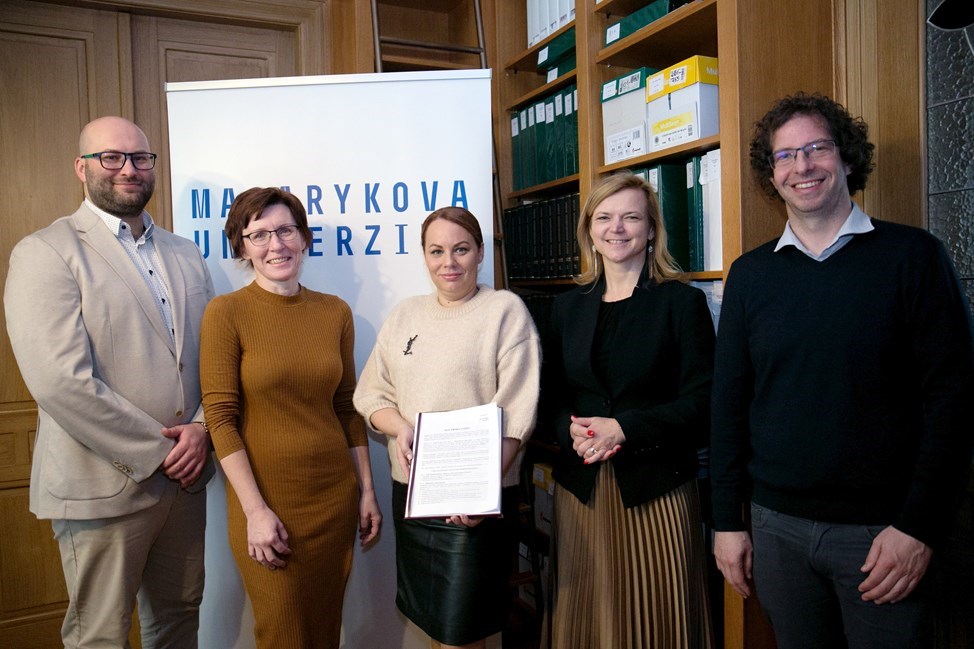 Zleva na fotce: Matěj Búřil (vedoucí Ekonomicko-právního oddělení CTT MU), Eva Janouškovcová (ředitelka CTT MU, členka dozorčí rady MUNI Ventures), Dagmar Vágnerová Linnertová (jednatelka MUNI Ventures), Marta Valešová (kvestorka MU, členka dozorčí rady MUNI Ventures), Jan Neuman (CEO and Co-founder NenoVision s. r. o., člen dozorčí rady MUNI Ventures)