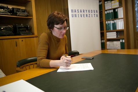 Ředitelka CTT Eva Janouškovcová při podpisu dokumentů k založení společnosti MUNI Ventures, ve které je zároveň členkou dozorčí rady