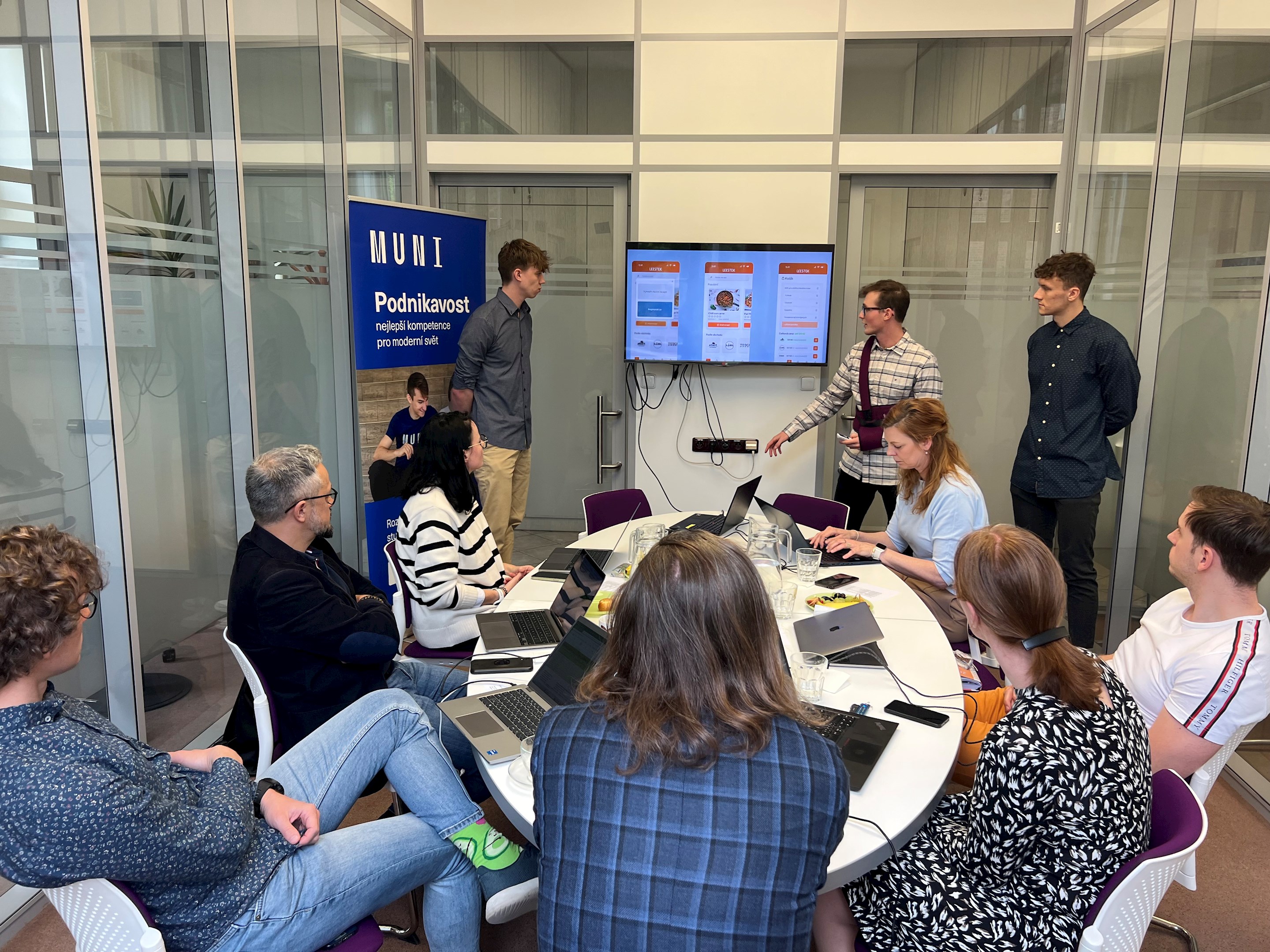 Šimon Plhák z Fakulty informatiky s kolegy při prezentaci projektu Leestek