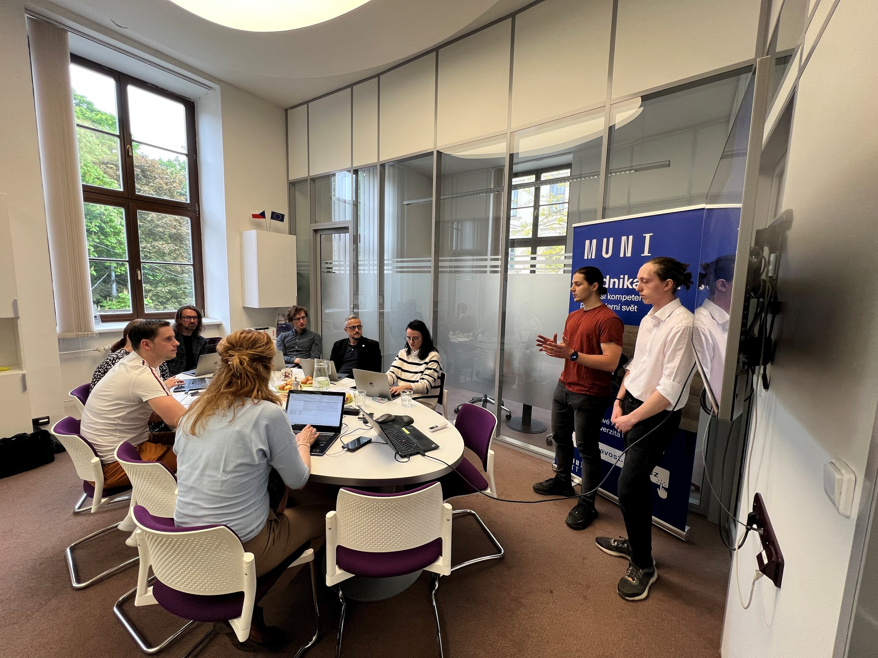 Antonín Kadrmas z Fakulty informatiky s kolegou při prezentaci projektu Buildnet