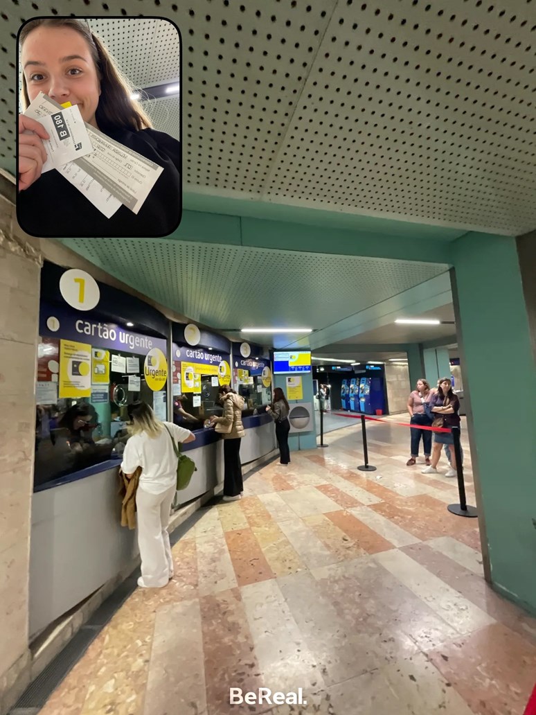 Kartičku na dopravu si v Lisabonu nejde vyřídit online. Pokud ji chcete co nejrychleji, musíte na stanici metra Marquês de Pombal, mít s sebou vytištěnou fotku a vyplněný formulář v portugalštině. Zdroj: archiv Kláry Huvarové