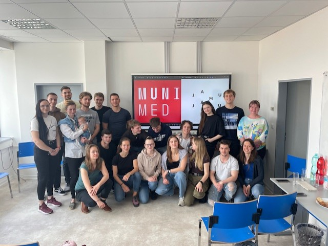 Když studenti herectví spolupracují se studenty záchranářství