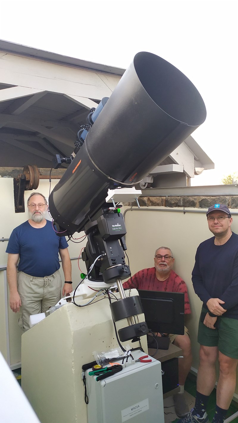 Dalekohled Celestron CGE 1400 XLT a skupina astrofyziků, která jej na observatoři Boyden instalovala (Miloslav Zejda, Reinhold Auer, Jan Janík). Foto: Miloslav Zejda