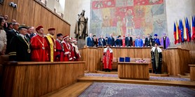 The President handed over the decrees to the new professors