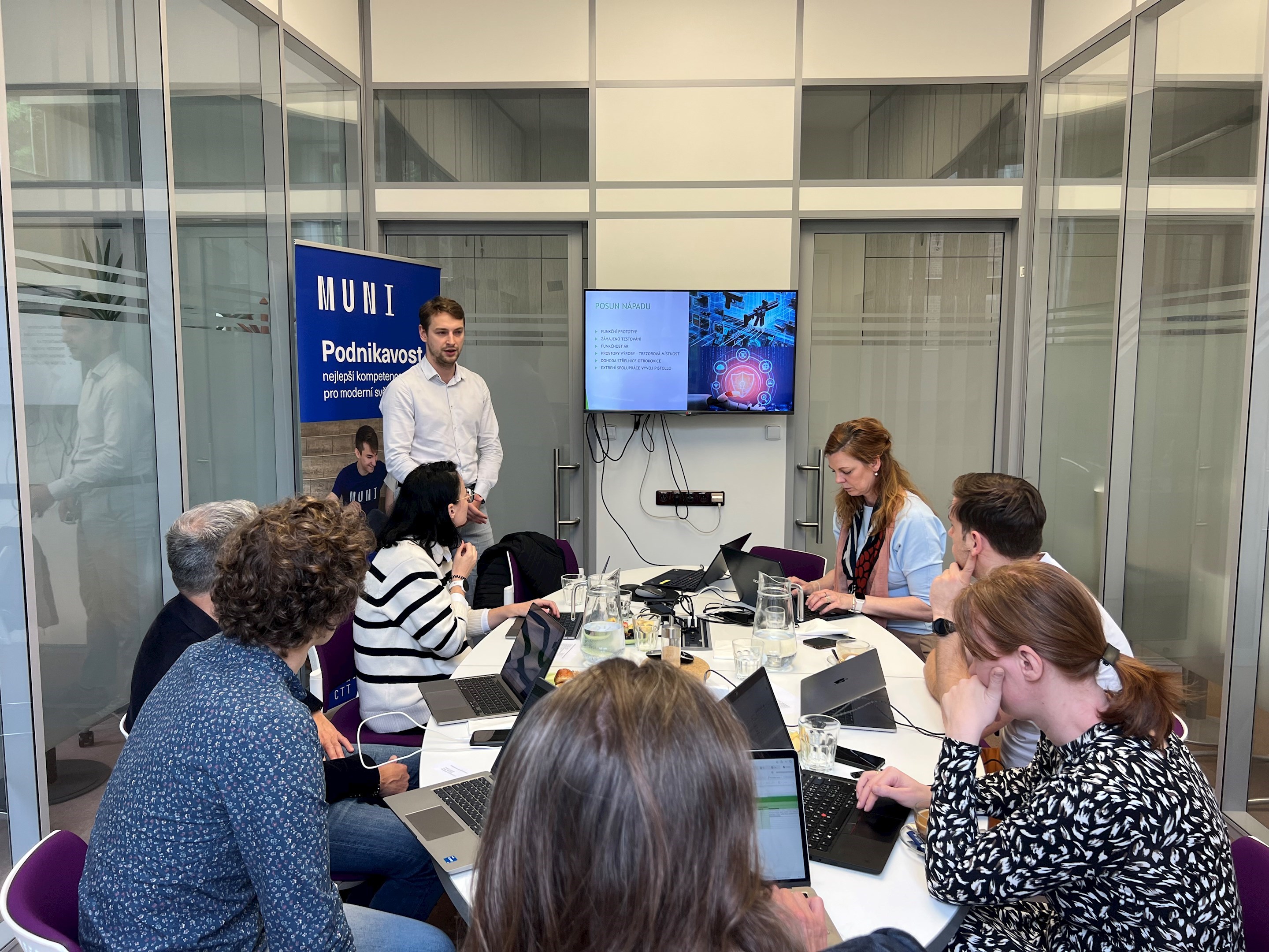 Pavel Blažek při prezentaci bezpečnostního systému Virtual Safe v rámci druhého prezentačního dne