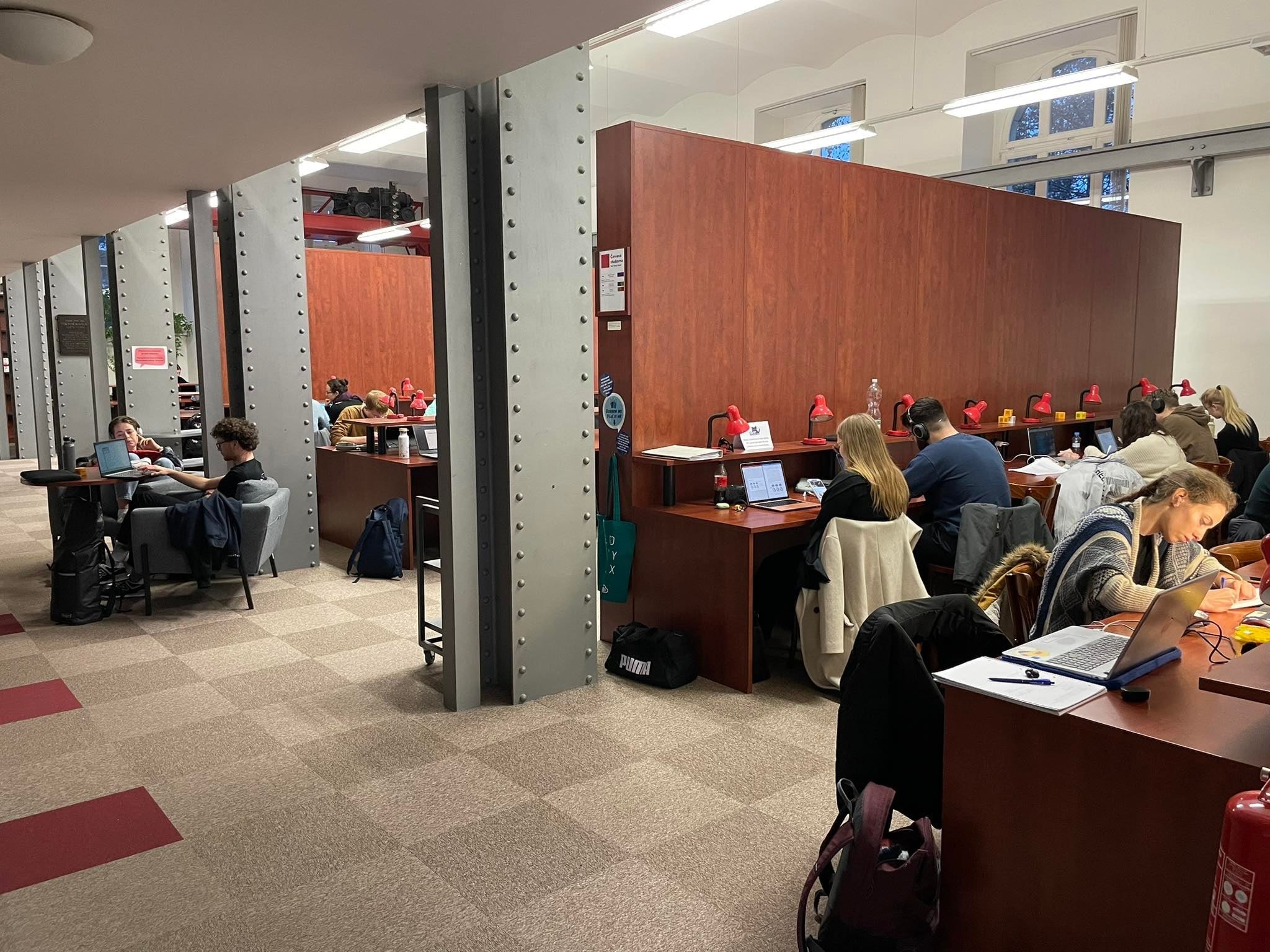 Kolik má titulů nebo co se nejvíc čte? Zajímavosti o fakultní knihovně, která na léto zavírá