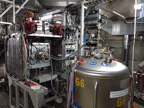 Měření připravených vzorků antiferomagnetů se uskutečnilo ve speciálním spektrometru, unikátním zařízení využívající rozpadu mionů s nízkou energií v Institutu Paula Scherera ve Švýcarsku. Foto: Adam Dubroka