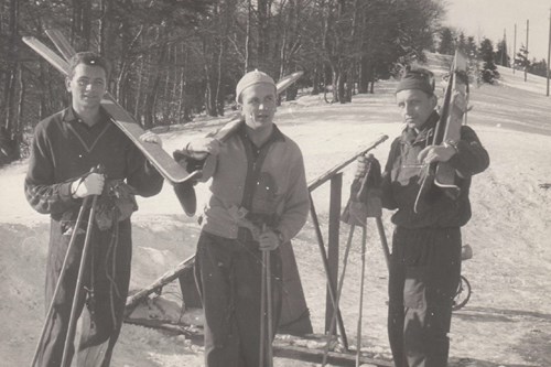 František Bárta (vpravo) při reprezentaci univerzity v lyžování (1958).